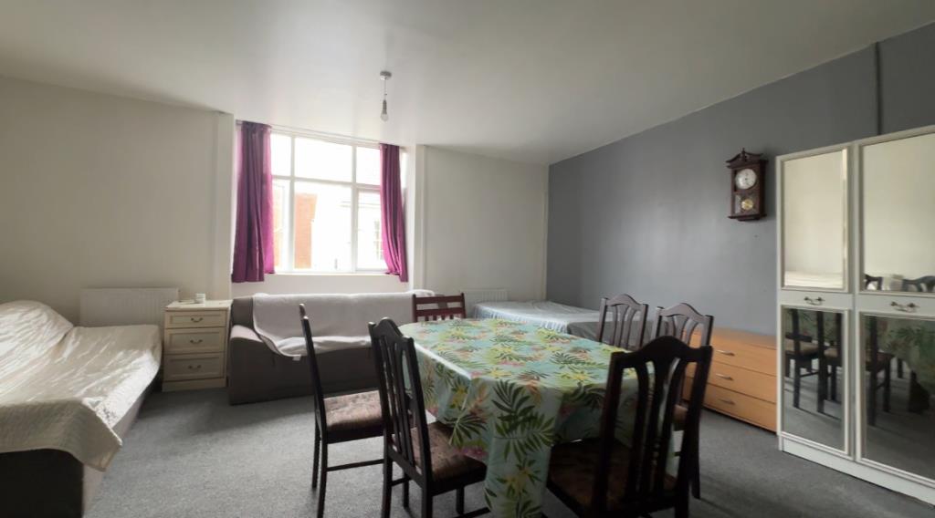 Lot: 60 - FREEHOLD MIXED USE INVESTMENT IN TOWN CENTRE - Lounge Kitchen area of largest flat